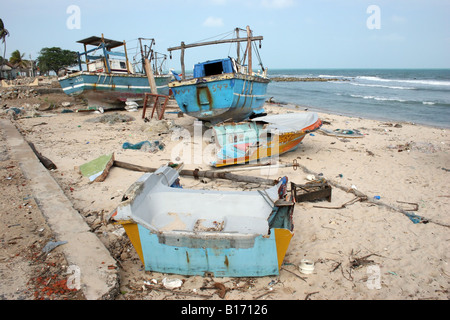 Balayé bateaux à terre et détruit par le tsunami de 2004 sur la péninsule de Jaffna, au Sri Lanka. Banque D'Images