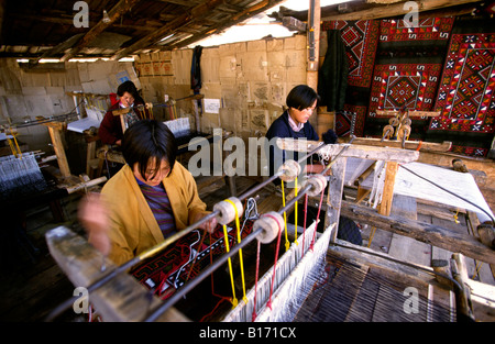 Bhoutan Zungney l'artisanat textile laine tissage main filles Banque D'Images