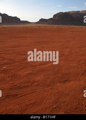 Location de pistes dans le désert de Wadi Rum, Jordanie Banque D'Images