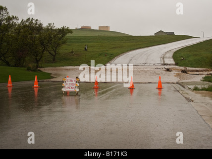 Road bloqué après plusieurs jours de pluie ont causé des inondations flash dangereux et les petits cours d'eau d'envahir leurs banques et les br Banque D'Images