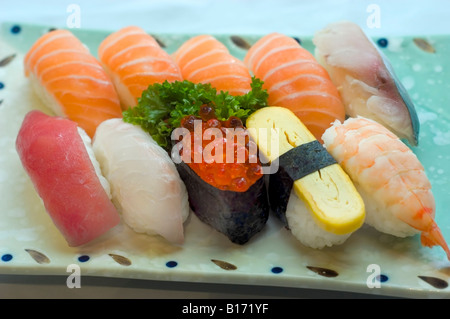 'La nourriture japonaise' 'la nourriture sur une plaque' Sushi Maquereau thon varié, technique mixte Banque D'Images