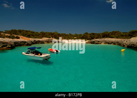 Bateaux amarrés dans la baie idyllique de Minorque Banque D'Images