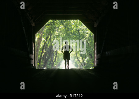 Un randonneur promenades à travers un tunnel comme pont couvert de la vallée de Shenandoah Banque D'Images