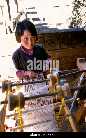 Bhoutan Zungney l'artisanat textile fille main laine tissage Banque D'Images