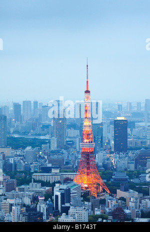 Vue de la Tour de Tokyo au crépuscule avec des rues de la région de Tokyo 2008 Banque D'Images