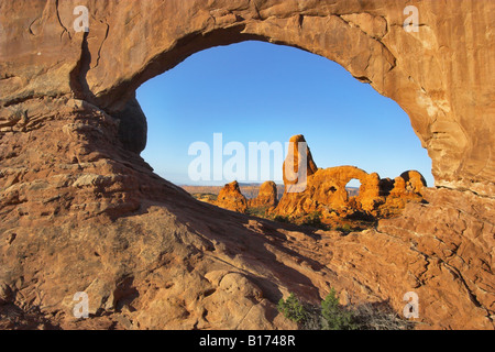 Une arche dans un immense mur de pierres naturelles grâce auquel d'autres arcs sont visibles dans le parc national aux ETATS UNIS Banque D'Images