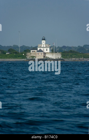 Photo de phare de l'île Rose avec la ville de Newport dans l'arrière-plan. Banque D'Images