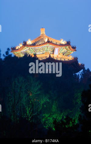 Un pavillon sur le haut de la colline du charbon dans la région de Parc Jingshan Beijing Chine Banque D'Images