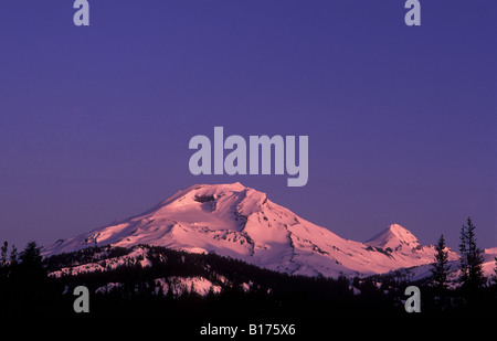Soeur du sud pic de montagne au lever du soleil, la Forêt Nationale de Deschutes des Cascades en Oregon Banque D'Images