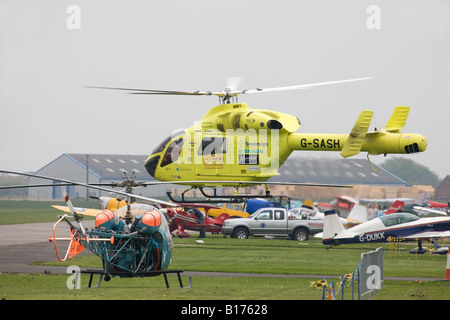 McDonnell Douglas MD900 Explorer G-SASH des Yorkshire Air Ambulance décollant de Breighton Airfield Banque D'Images