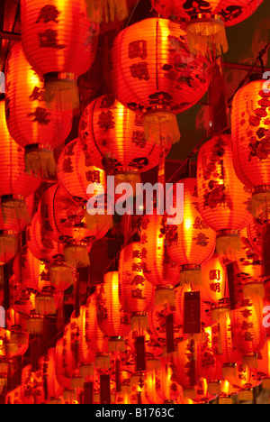 De nouvelles lanternes de Buddha Tooth Relic Temple and Museum, Chinatown, Singapour Banque D'Images