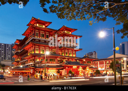 Nouveau Buddha Tooth Relic Temple and Museum at Dusk, Chinatown, Singapour Banque D'Images