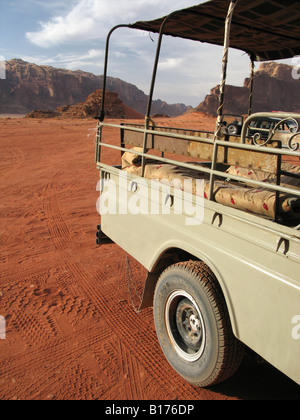 Une Jeep ou en voiture dans le désert de Wadi Rum, Jordanie Banque D'Images