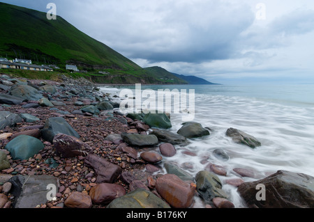 L'eau donne effet translucide se déplaçant au-dessus de premier plan des pierres à Rossbeigh Co Kerry Irlande Banque D'Images