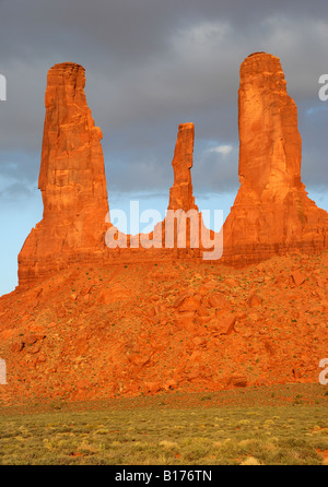 Monument Valley les trois Sœurs au lever du soleil Banque D'Images