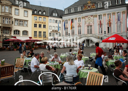 Allemagne Rhénanie Westphalie Bonn Markt Old Town Hall cafe people Banque D'Images