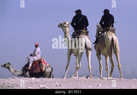 La police sur les chameaux près de pyramides de Gizeh. Le Caire, Égypte. Banque D'Images
