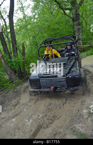 Land Rover tout-terrain basé à la compétition nationale 2008 l'ALRC CCVT procès au cours de très mauvais temps. Banque D'Images