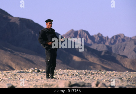 Groupe de touristes la police garde contre les attaques terroristes. Près de l'Egypte, Hurgadha. Banque D'Images