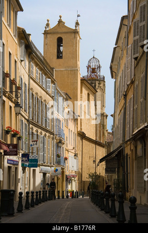 L'une des rues de la vieille ville d'Aix en Provence, France, montrant l'architecture traditionnelle et l'église des Augustins. Banque D'Images