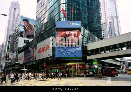 Sur l'écran de télévision publique dans le monde entier et la diffusion de nouvelles maison stock information à Des Voeux Road sur l'île de Hong Kong. Banque D'Images