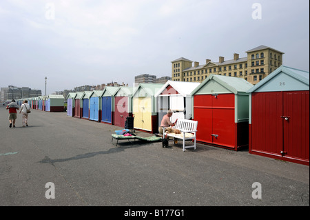 Peinture d'un homme sa cabane de plage le long du front de mer de Hove Brighton UK Banque D'Images