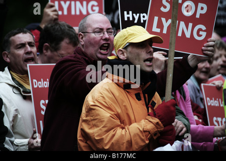 Attendre l'arrivée de manifestants bouddhistes de Sa Sainteté le Dalaï Lama à Oxford UK Banque D'Images