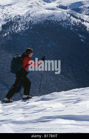 Femme skieur d'arrière-pays dans la montagne escalade Résolution Colorado États-Unis Banque D'Images