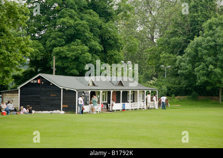 Les gens Printemps Été marlow cricket pavilion blancs Banque D'Images