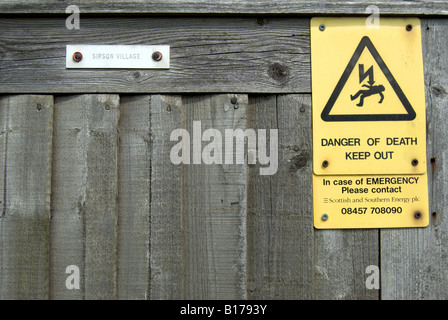 Danger de mort et garder hors des signes sur une sous-station électrique barrière, sipson, Middlesex, Angleterre Banque D'Images