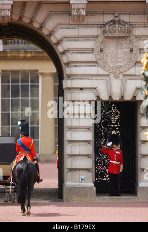 Répétition pour la parade du drapeau à Londres, le Prince Charles est salué à son retour au palais de Buckingham Banque D'Images