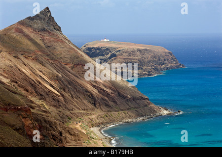 Vue sur la côte et Ilhéu de Cima island sur l'île de l'Atlantique portugais de Porto Santo. Banque D'Images