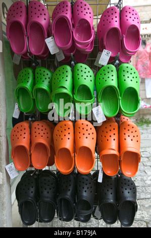 Crocs Chaussures à semelles de caoutchouc pour la vente, Croatie Banque D'Images