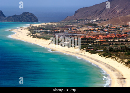 Vue sur la plage vue depuis le belvédère de Portela sur l'île de l'Atlantique portugais de Porto Santo. Banque D'Images