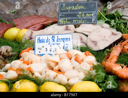 L'affichage sur le marché aux poissons de la place Richelme, Aix en Provence, dans le sud de la France. Banque D'Images