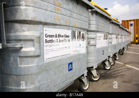 Bouteilles en verre vert et bleu et Jars point. « Let's get it tried » réduire la réutilisation recycler Aberdeenshire Council Recycling wheelie bin Royaume-Uni Banque D'Images