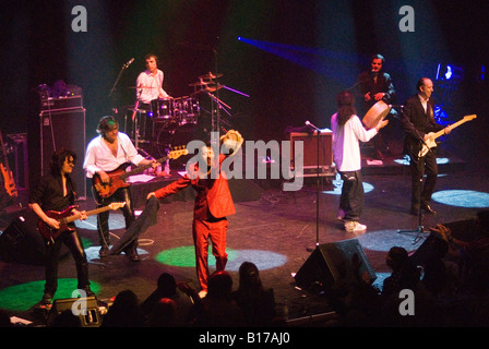 Rachid Taha et son groupe, et l'invité Mick Jones, l'exécution au Barbican, Londres, avril 2007 Banque D'Images