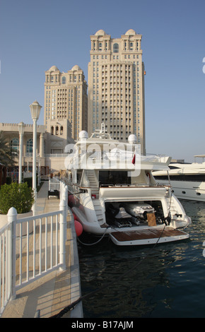 En regardant vers le FourSeasons Hôtel de l'embarcadère à Doha, Qatar Banque D'Images