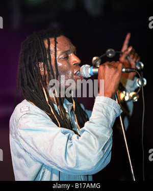 Ranking Roger jouait avec le Beat à l'Buttermarket, Shrewsbury, Octobre 2004 Banque D'Images