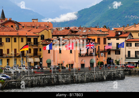 Lac de Côme Menaggio drapeaux flottants dans le port avec ville colorée à l'arrière-plan Banque D'Images