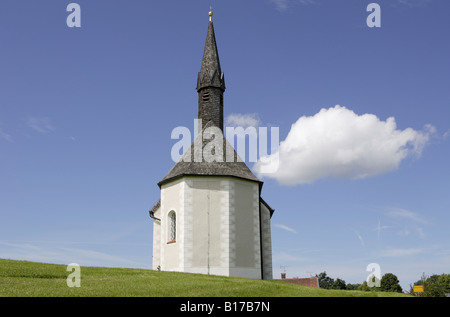 Petite chapelle sur une colline herbeuse en Bavière, Allemagne Banque D'Images