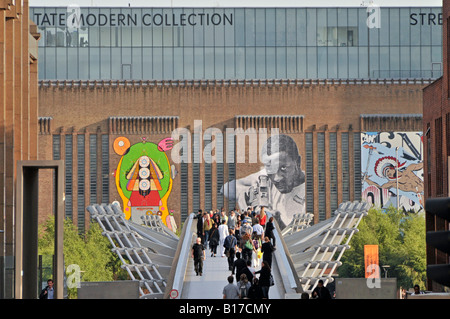 Tate Modern de murs de briques externes utilisés pour l'affichage de street art graffiti sur nouvelle Bankside Power Station piétons sur Millennium Bridge London UK Banque D'Images