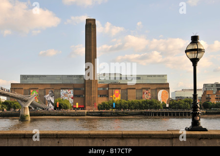 La galerie d'art moderne Tate expose des œuvres d'art de rue sur les murs de la centrale électrique redondante rénovée Bankside de l'autre côté de la Tamise dans le Southwark Londres Angleterre Banque D'Images