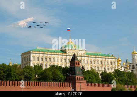 'Swifts russe' et 'Russian Knights' voler en formation sur le Grand Palais du Kremlin, Moscou Victory Day Parade, 9 mai 2008 Banque D'Images