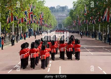 Le régiment des Gardes marcher le pavillon bordé Mall à Londres Banque D'Images