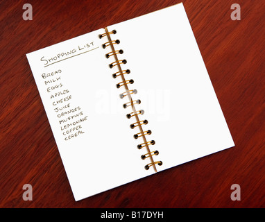 Une liste de courses écrite dans un ordinateur portable Banque D'Images