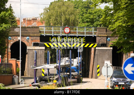 Les poids lourds négocient un pont ferroviaire bas. Grantham, Lincs Banque D'Images