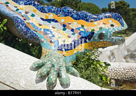 La Guadi Dragon Fontaine dans le Parc Güell de Gaudí ou Parc. Barcelone, Espagne. Banque D'Images