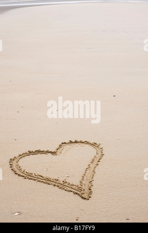 Amour coeur dessiné dans le sable sur une plage. UK Banque D'Images