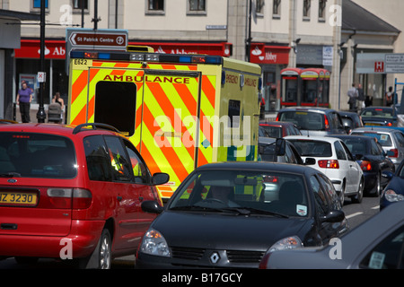 L'Irlande du Nord service d'ambulance ambulance urgence assis au milieu du trafic downpatrick en Irlande du nord du comté de Down Banque D'Images